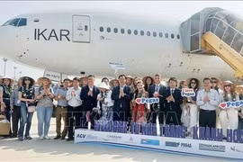 Le vol EO3661 de la compagnie aérienne charter russe IKAR Airlines, en provenance de l'aéroport international de Novy (Russie), a atterri dans la matinée du 18 avril à l'aéroport international de Cam Ranh, transportant 350 touristes à Khanh Hoa.