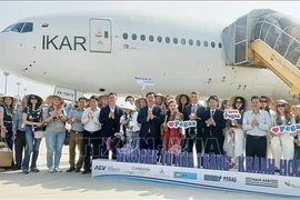 Le vol EO3661 de la compagnie aérienne charter russe IKAR Airlines, en provenance de l'aéroport international de Novy (Russie), a atterri dans la matinée du 18 avril à l'aéroport international de Cam Ranh, transportant 350 touristes à Khanh Hoa.