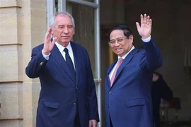 Le Premier ministre Pham Minh Chinh et son homologue français, François Bayrou. Photo : VNA 