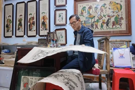 L'artisan émérite Nguyên Huu Qua s’adonne chaque jour pour perpétuer la tradition ancestrale. Photo : VNA