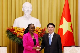 Le président Luong Cuong et la Secrétaire du Cabinet chargée de la Défense du Kenya, Soipan Tuya. Photo : VNA