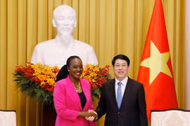 Le président Luong Cuong et la Secrétaire du Cabinet chargée de la Défense du Kenya, Soipan Tuya. Photo : VNA