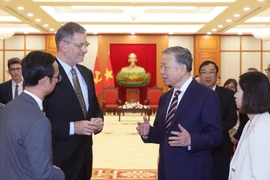Le secrétaire général du Parti communiste du Vietnam, Tô Lâm, et Olivier Brochet, ambassadeur de France au Vietnam. Photo: VNA 