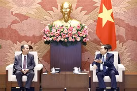 Le président de l'AN Tran Thanh Man (droite) reçoit l'ambassadeur de Cuba au Vietnam. Photo : VNA