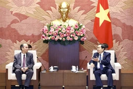 Le président de l'AN Tran Thanh Man (droite) reçoit l'ambassadeur de Cuba au Vietnam. Photo : VNA