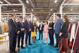 L'ambassadeur du Vietnam en France, Dinh Toàn Thang, des représentants du comité d'organisation et des unités de soutien ont échangé avec les entreprises vietnamiennes présentes au Salon. Photo : VNA