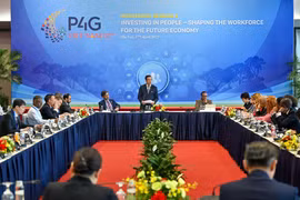 Session ministérielle sur le thème : "Investir dans l'humain - Façonner la main-d'œuvre pour l'économie du futur". Photo: baovanhoa.vn