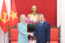 Le secrétaire général du Parti communiste du Vietnam To Lam reçoit l’ambassadrice d’Australie Gillian Bird. Photo : VNA