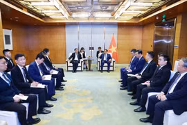 La rencontre entre le Premier ministre Pham Minh Chinh et Shen Bo, vice-président de la Société des Avions Commerciaux de Chine (Commercial Aircraft Corporation of China-COMAC). Photo : VNA
