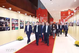 Tran Cam Tu, membre du Bureau politique et permanent du Secrétariat, préside la répétition préliminaire des préparatifs du XIVᵉ Congrès national du Parti communiste du Vietnam. Photo : VNA