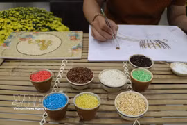 Ces tableaux sont méticuleusement composés à partir de grains de riz aux nuances variées. Photo : VNA