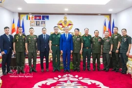 L'ambassadeur Nguyen Minh Vu est allé adresser ses vœux au Commandement général des Forces armées royales cambodgiennes, à l’occasion du Nouvel An traditionnel Chol Chnam Thmey 2026. Photo: VNA