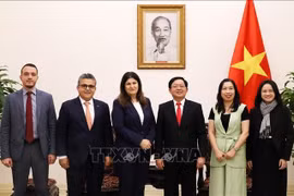 Le vice-Premier ministre vietnamien Ho Quoc Dung (troisième à partir de la droite) reçoit la ministre palestinienne des Affaires étrangères et des Expatriés, Varsen Aghabekian Shahin (3e à partir de la gauche). Photo : VNA