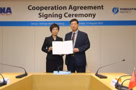 Vu Viet Trang, directrice générale de la VNA, et Hwang Dae Il, président de Yonhap lors de la cérémonie de signature. Photo : VNA