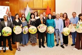 L'ambassadrice du Vietnam en Bulgarie, Nguyen Thi Minh Nguyet et des journalistes bulgares lors de l'événement. Photo : VNA