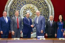 Le vice-président de l'Assemblée nationale (AN) Trân Quang Phuong (3e de gauche à droite) et le député John Moolenaar, de l'État du Michigan à la Chambre des représentants des États-Unis (3e de droite à gauche). Photo: VNA