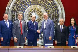 Le vice-président de l'Assemblée nationale (AN) Trân Quang Phuong (3e de gauche à droite) et le député John Moolenaar, de l'État du Michigan à la Chambre des représentants des États-Unis (3e de droite à gauche). Photo: VNA