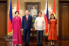 Le secrétaire général du Parti communiste du Vietnam et président de la République, To Lam, et son épouse (à gauche) et le président philippin Ferdinand Romualdez Marcos Jr. et son épouse. Photo: VNA