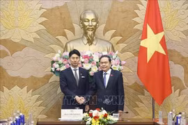 Le président de l'Assemblée nationale (AN) Trân Thanh Mân (droite) et le chef de de la Division de la Jeunesse du Parti libéral-démocrate (PLD) du Japon Nakasone Yasutaka. Photo: VNA