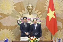 Le président de l'Assemblée nationale (AN) Trân Thanh Mân (droite) et le chef de de la Division de la Jeunesse du Parti libéral-démocrate (PLD) du Japon Nakasone Yasutaka. Photo: VNA