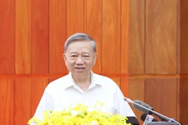 Le secrétaire général du Parti communiste du Vietnam (PCV), To Lam, s'exprime lors de la séance de travail avec les permanences des Comités provinciaux du Parti de Quang Binh et de Quang Tri. Photo : VNA