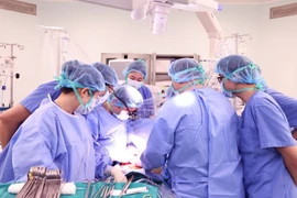 Le 9 novembre, l’Hôpital militaire central 108 a annoncé avoir réalisé avec succès une greffe multi-organes prélevée sur un donneur en état de mort cérébrale, sauvant six patients en état critique et deux autres en attente de transplantation. Photo : Hôpital militaire central 108