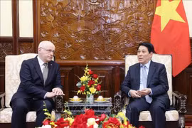 Le président de la République, Luong Cuong (à droite) reçoit l'ambassadeur de Finlande, Keijo Norvanto, venu prendre congé au terme de son mandat au Vietnam. Photo : VNA