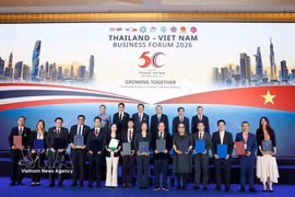 Le secrétaire général du Parti communiste du Vietnam et président de la République, To Lam, et le Premier ministre thaïlandais Anutin Charnvirakul assistent à la remise d’accords de coopération entre des entreprises des deux pays. Photo: VNA 