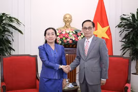 Lê Hoài Trung, membre du Bureau politique et ministre des Affaires étrangères, a reçu dans l’après-midi du 21 mai à Hanoï la nouvelle ambassadrice du Cambodge au Vietnam, Touch Sopharath. Photo : BNG