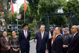Le secrétaire général du Parti communiste du Vietnam et président de la République, To Lam (centre) et les ambassadeurs et chargés d'affaires des pays membres de l'ASEAN. Photo: VNA