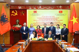 Lors de la cérémonie de signature : Photo : baochinhphu.vn.png