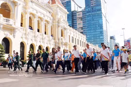 Marche de solidarité devant le siège du Comité populaire de Hô Chi Minh-Ville. Photo : VNA