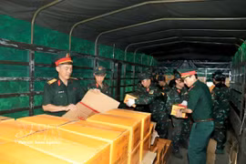 Selon le Département général de la Logistique et de la Technique, la Société par actions 22 a préparé 50 tonnes de rations sèches, trois tonnes de viande en conserve et 3.000 litres d'eau potable. Photo : VNA