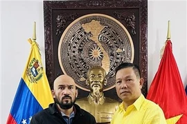L'ambassadeur du Vietnam au Venezuela, Vu Trung My (droite) offre un souvenir au professeur José Javier Díaz Macadan. Photo: VNA