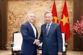 Le secrétaire général du Parti communiste du Vietnam (PCV), To Lam (à droite) reçoit le secrétaire d’État adjoint des États-Unis, Michael DeSombre. Photo : VNA