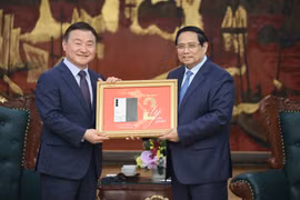 Le Premier ministre (à droite) a signé une plaque commémorative marquant la production du deux milliardième téléphone mobile de Samsung au Vietnam. Photo : VGP
