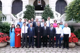 Do Van Chien, membre du Politburo, secrétaire du Comité central du Parti et président du Comité central du Front de la Patrie du Vietnam (4e de gauche à droite, première rangée) et Nguyen Nang, archevêque de l'archidiocèse de Ho Chi Minh-Ville et président de la Conférence des évêques catholiques du Vietnam (5e de gauche à droite, première rangée) prennent une photo avec d'autres. Photo : VNA