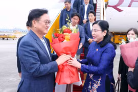 Le président de l'Assemblée nationale de la République de Corée, Woo Won Shik a été accueilli à l'aéroport international de Noi Bai par Nguyên Thanh Hai, présidente de la Commission des Sciences, des Technologies et de l'Environnement et présidente du Groupe des parlementaires d'amitié Vietnam-République de Corée. Photo : VNA