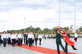 Le leader du PCV rend hommage au Président Hô Chi Minh et aux martyrs à Phu Quoc. Photo : VNA