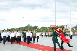 Le leader du PCV rend hommage au Président Hô Chi Minh et aux martyrs à Phu Quoc. Photo : VNA
