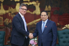 Le Premier ministre Pham Minh Chinh (à droite) reçoit Antoine Colin, vice-président principal chargé de la transformation numérique et de la résilience de la chaîne d'approvisionnement mondiale du groupe américain HP. Photo: VGP