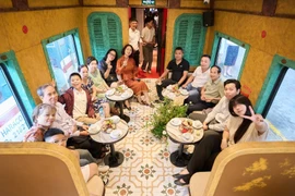 Des visiteurs à bord du train. Photo: baodautu.vn