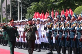 Nguyen Tan Cuong, chef d’état-major général de l’Armée populaire du Vietnam et vice-ministre de la Défense (à gauche), et le général Dato Paduka Seri Haji Muhammad Haszaimi Bin Bol Hassan, commandant des Forces armées royales du Brunei, passent en revue de la garde d'honneur de l'Armée populaire du Vietnam. Photo : VNA