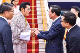 Le roi du Bhoutan, Jigme Khesar Namgyel Wangchuck, et son épouse, la reine Jetsun Pema Wangchuck, sont arrivés à Hanoï le 18 août pour une visite d'État au Vietnam. Photo : VNA