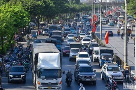 Les émissions des véhicules sont l'une des causes de la pollution atmosphérique dans les grandes villes. Photo : nhandan.vn