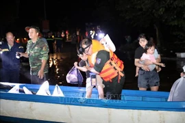 Les forces militaires et policières apportent activement leur soutien à la population touchée par les inondations