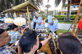 Les participants apprécient des spécialités culinaires lors d'un événement touristique. Photo : VNA