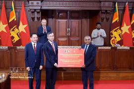 Remise de cadeaux du Parti, de l'État et du peuple vietnamiens au gouvernement et au peuple sri-lankais. Photo : VNA