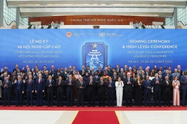 Le président Luong Cuong et le secrétaire général de l'ONU, António Guterres, posent pour une photo avec les chefs de délégation participant à la cérémonie d'ouverture à la signature de la Convention de Hanoï. Photo : VNA
