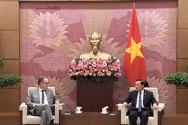 Le vice-président de l'Assemblée nationale (AN), Nguyen Khac Dinh (à droite) et le président du groupe de députés d'amitié France-Vietnam du Sénat français. Photo : VNA 